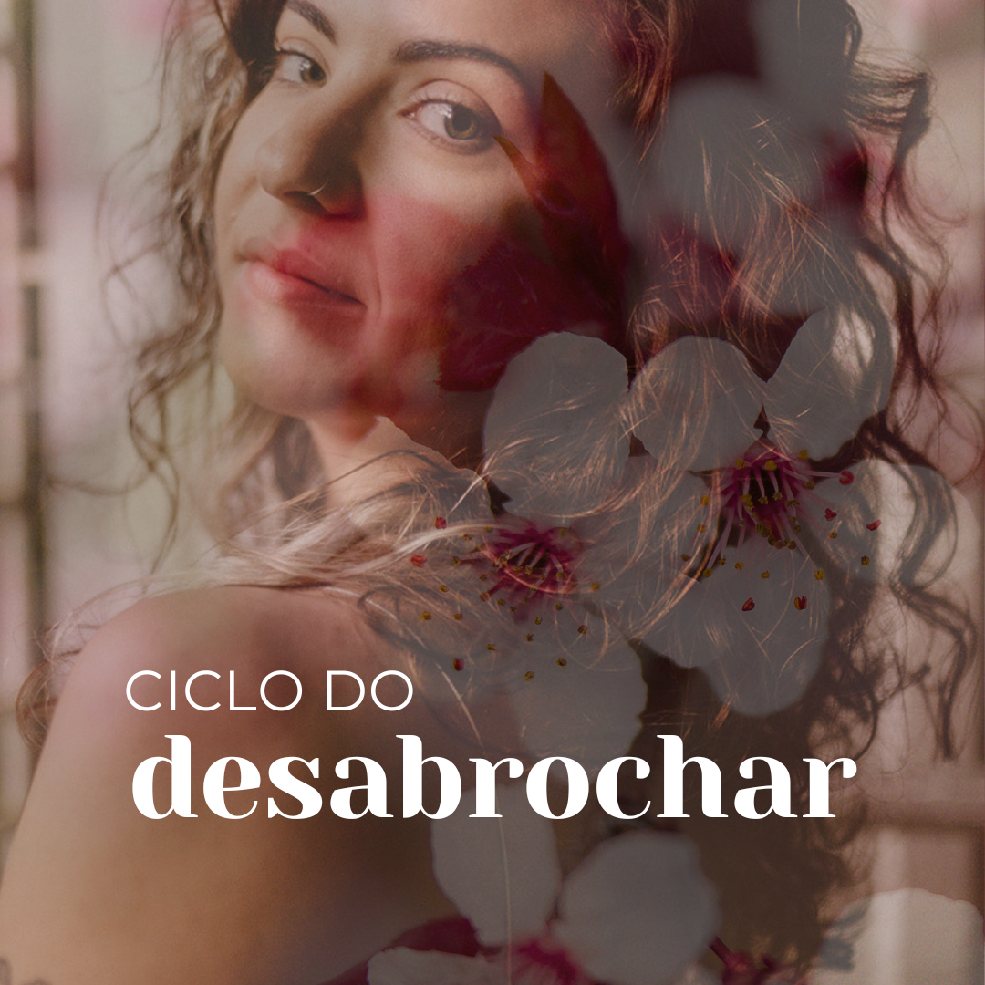 ciclo do desabrochar mulher olhando por cima do ombro com flores ao fundo ilustrando o nome do curso que aparece à frente CICLO DO DESABROCHAR