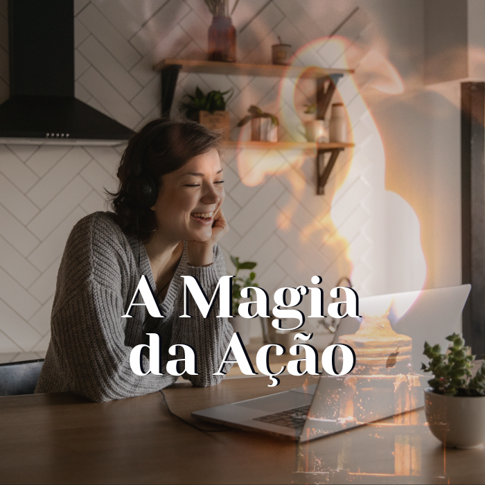 a magia da ação - card 2x2 mulher olhando por cima do ombro com flores ao fundo ilustrando o nome do curso que aparece à frente CICLO DO DESABROCHAR