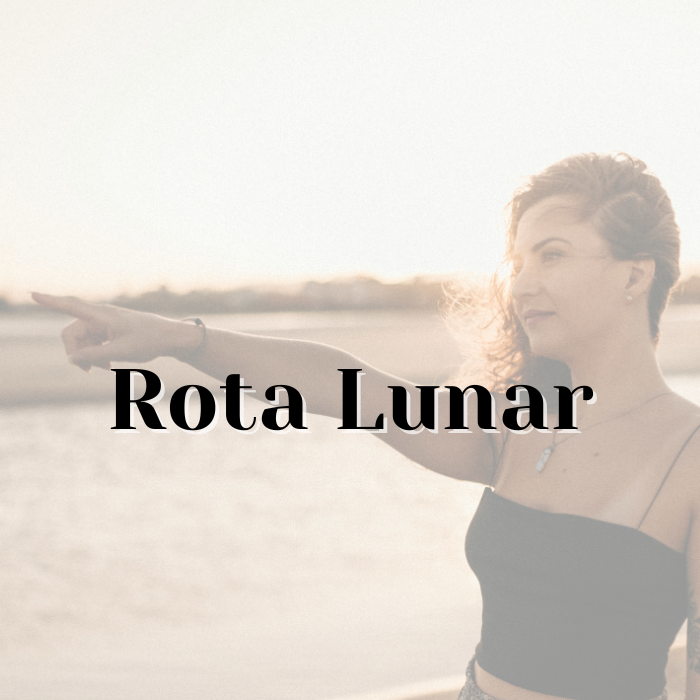 rota lunar - card 2x2 mulher olhando por cima do ombro com flores ao fundo ilustrando o nome do curso que aparece à frente CICLO DO DESABROCHAR